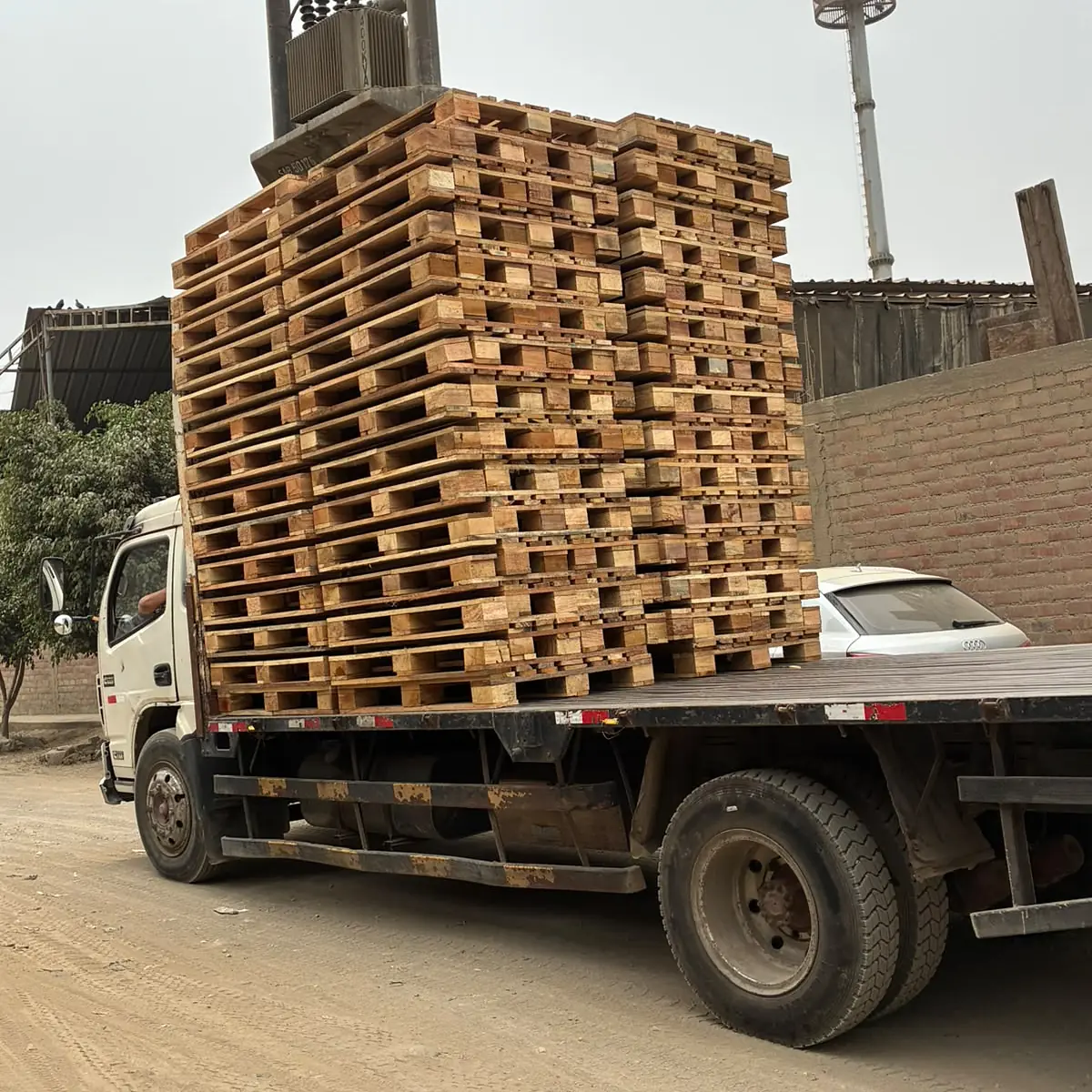Camión con parihuelas de madera para entrega en Lima