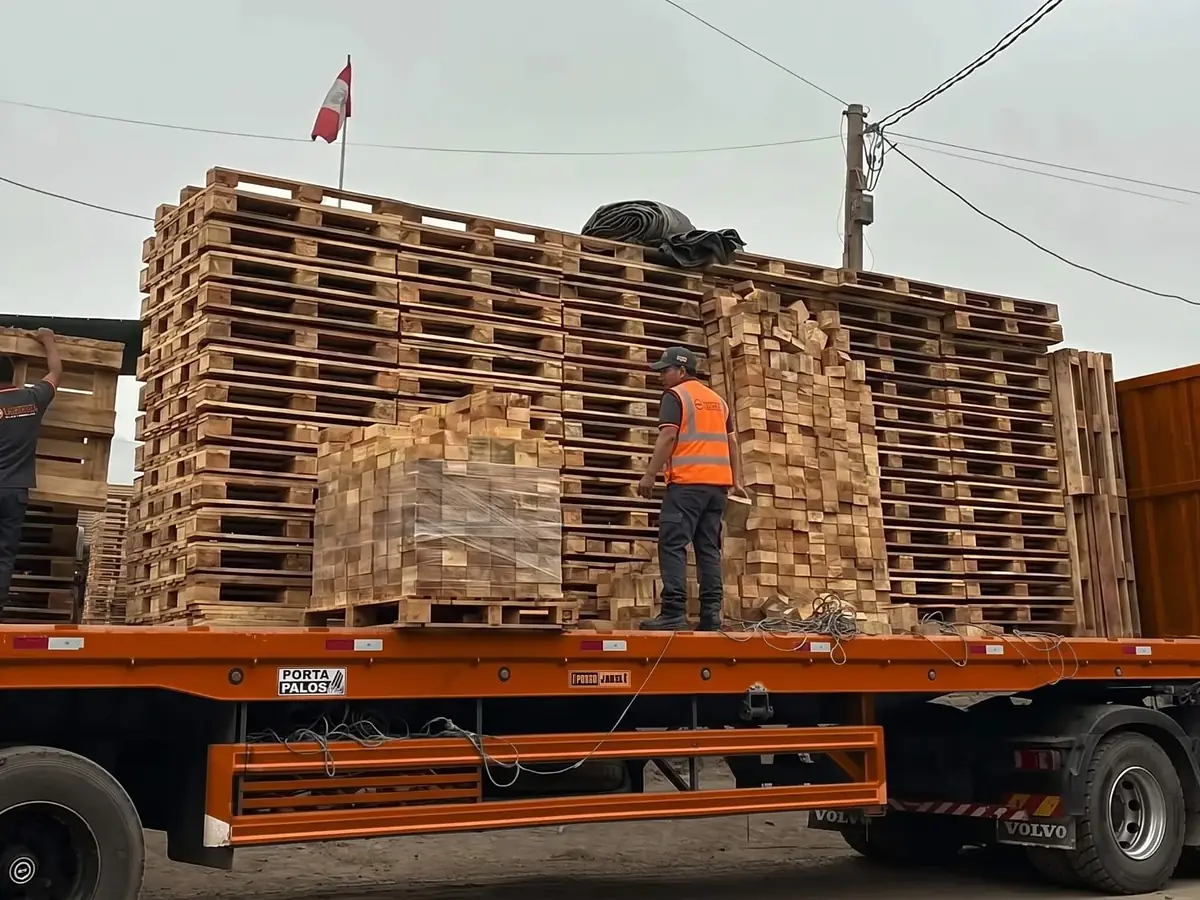 Equipo de Krear EyD cargando parihuelas y tacos de madera en un tráiler