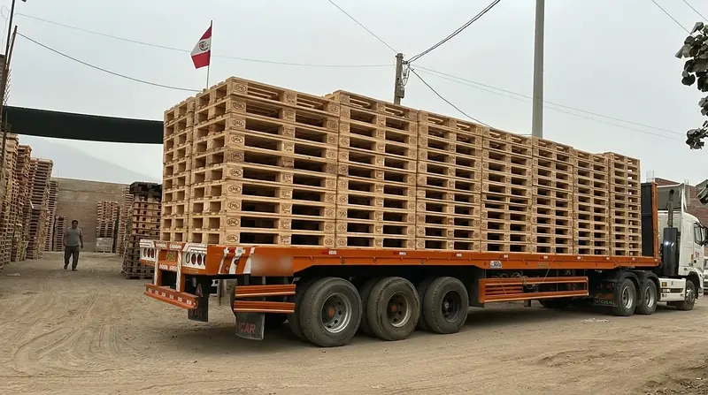 Tráiler cargado con un lote de parihuelas de madera en el patio de Krear EyD