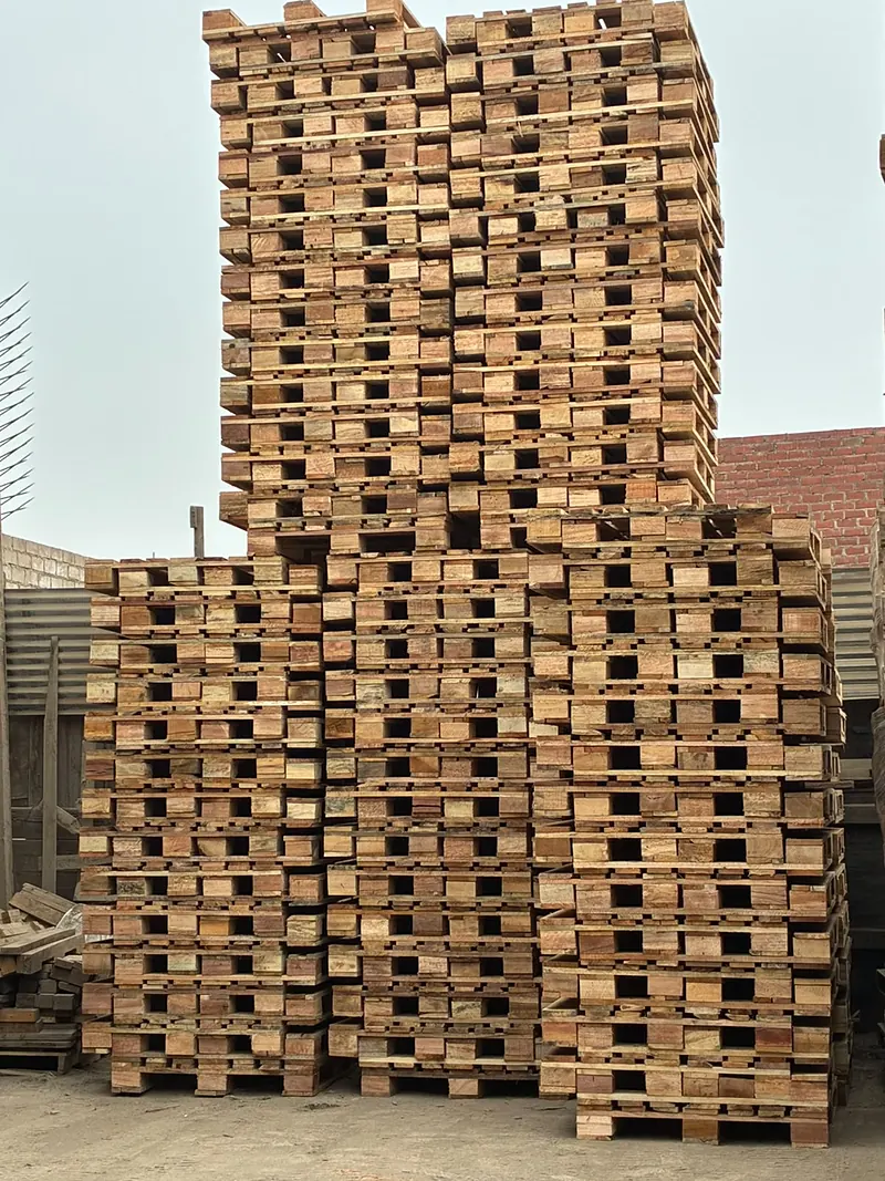 Torres de parihuelas de madera apiladas en el patio de Krear EyD