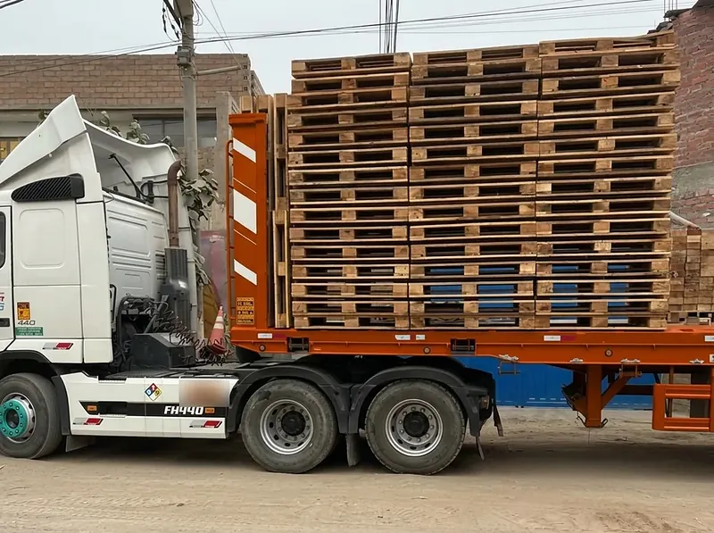 Tacos de madera embalados sobre la plataforma de un tráiler